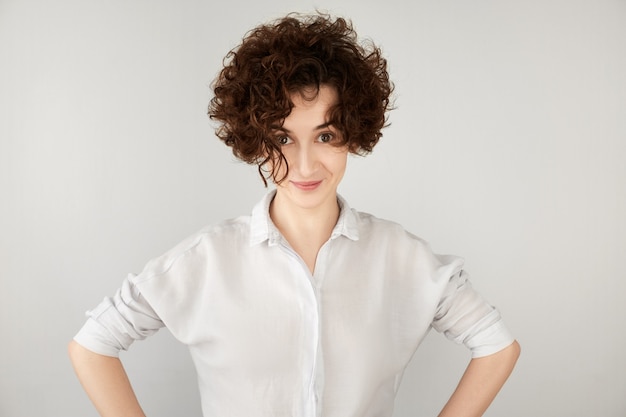 Free photo young brunette woman with curly hair