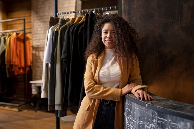 彼女の店を準備している若いビジネスオーナー