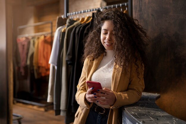 彼女の店を準備している若いビジネスオーナー