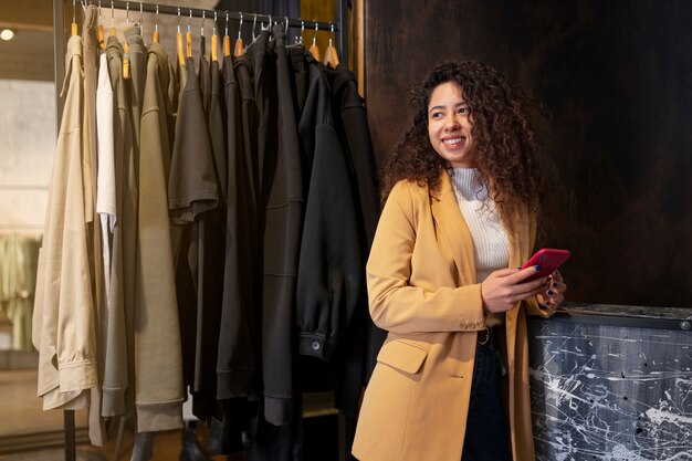 彼女の店を準備している若いビジネスオーナー