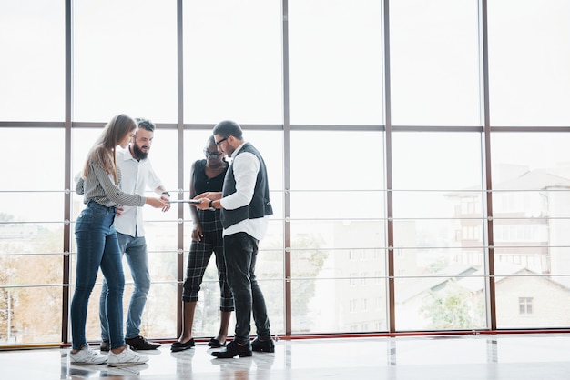 I giovani imprenditori stanno discutendo insieme nuove idee creative durante una riunione in ufficio