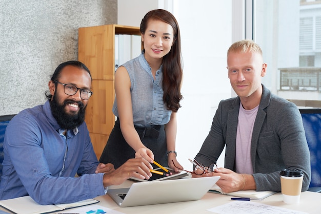 チームで働く若いビジネス人々