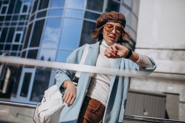 Free photo young business woman in casual outfit by the business center