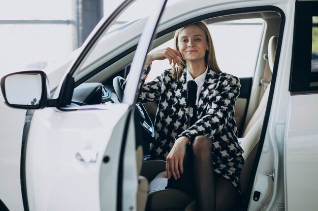 車を選ぶ若いビジネス女性