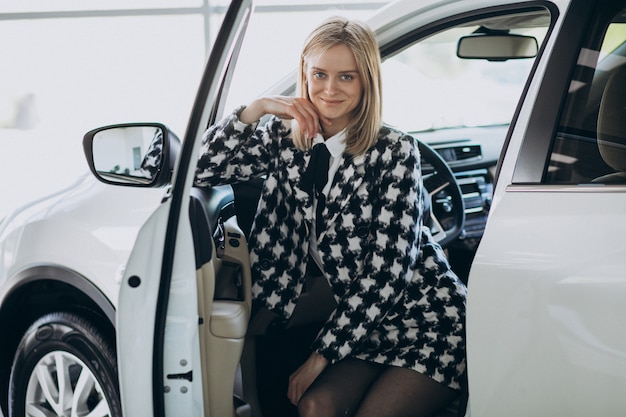 Free photo young business woman choosing a car