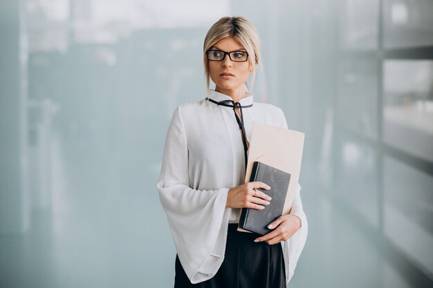 Молодая деловая женщина в стильный наряд в офисе