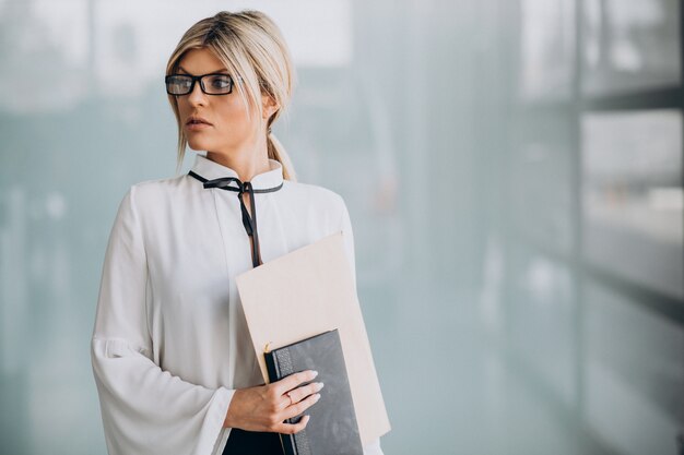 オフィスで上品な服装の若いビジネス女性