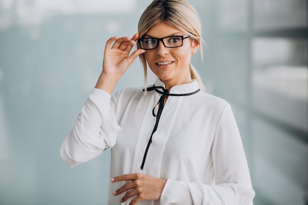 Giovane donna d'affari in elegante abito in ufficio