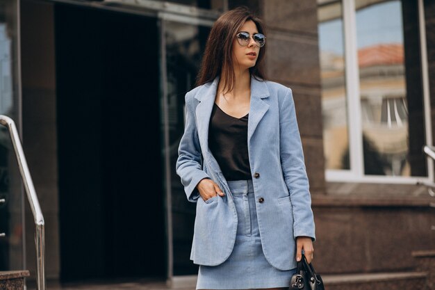 Молодая деловая женщина, одетая в синий костюм