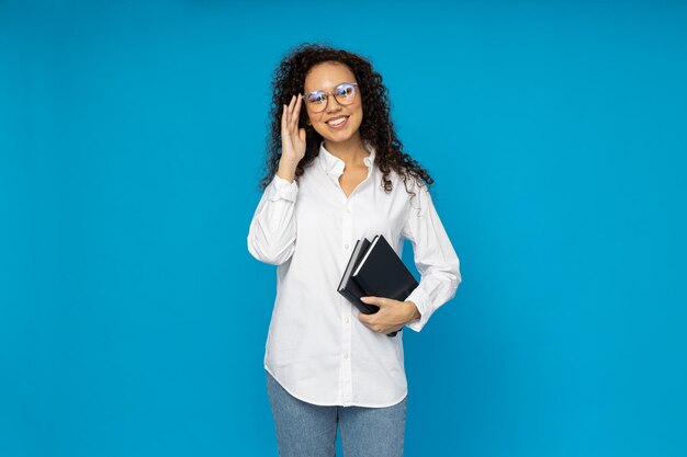 Молодая деловая женщина в очках на синем фоне