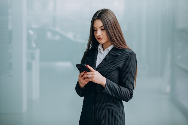 オフィス内の若いビジネス女性