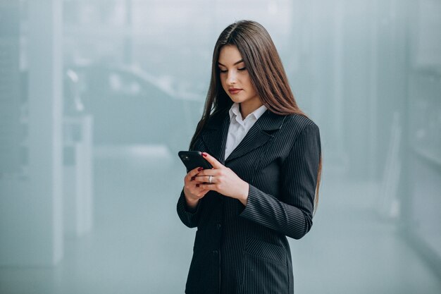 オフィス内の若いビジネス女性