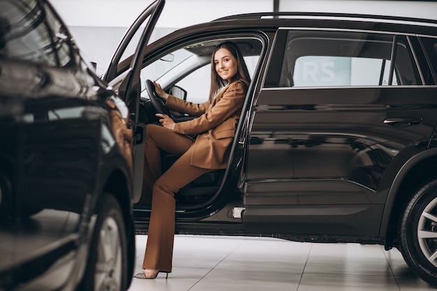 Free photo young business woman sitting in car