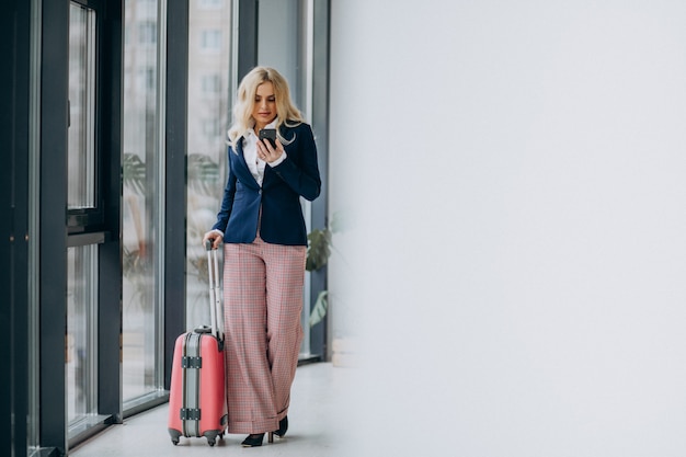 Free photo young business woman travelling on business