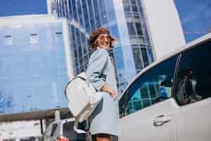 Бесплатное фото Молодая бизнес-леди путешествуя на автомобиле