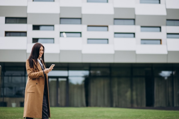 Foto gratuita giovane donna d'affari utilizzando il telefono