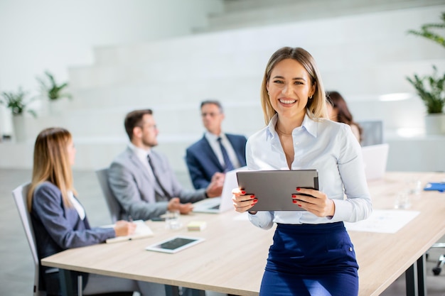 Free photo young business woman with digital tablet in the office