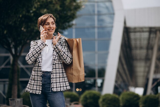 ショッピングバッグを持つ若いビジネス女性