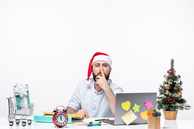 一人で働くクリスマスを祝うオフィスで深い考えの青年実業家