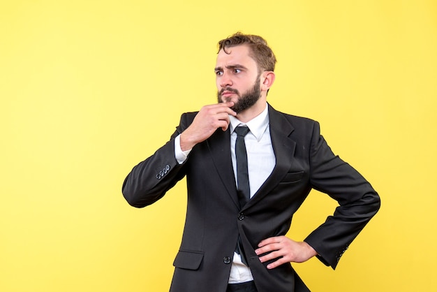 Il giovane uomo d'affari ha perso nei pensieri sopra il giallo