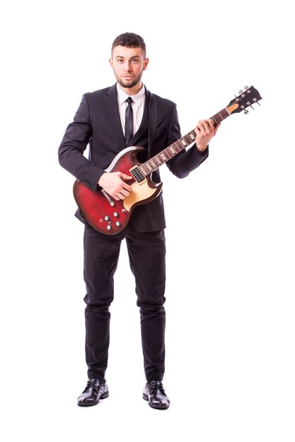 Молодой бизнесмен играет на гитаре, изолированные на белой стене