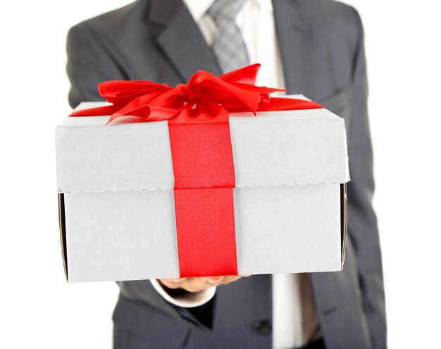 Молодой предприниматель присутствует подарочная коробка, изолированные на белом фоне