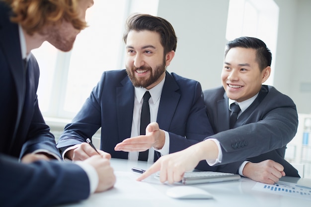 Free photo young businessman signing a partnership