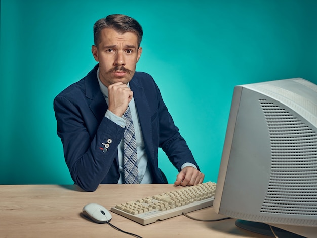 Free photo young businessman using computer at the office