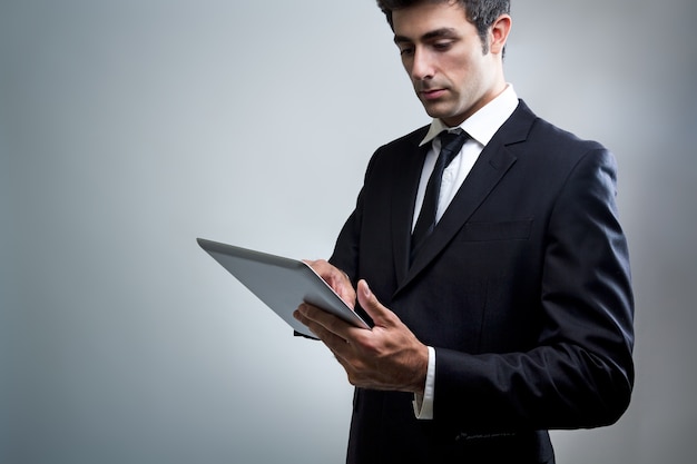 Молодой бизнесмен с помощью цифрового планшета