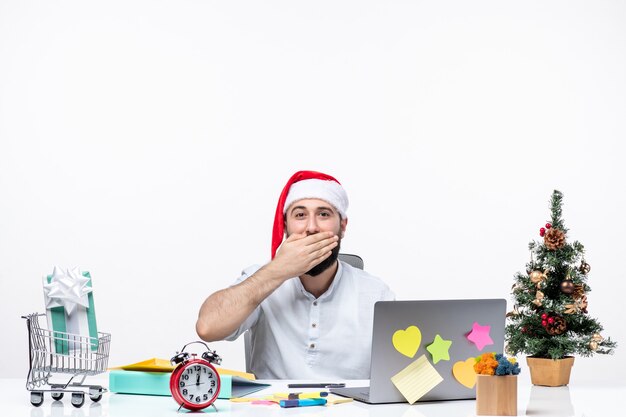 Молодой бизнесмен с улыбающимся выражением лица в офисе празднует и закрывает рот