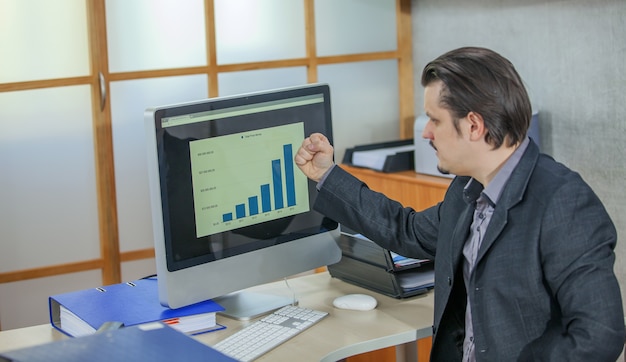 Free photo young businessman working from his office - the concept of success