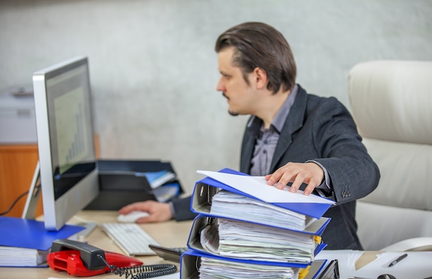 Free photo young businessman working from his office