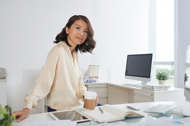 Free Photo young businesswoman at office