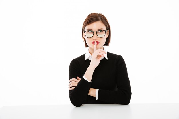 Free photo young businesswoman portrait making the gesture of silence