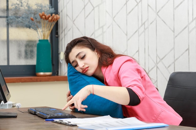 Молодая деловая женщина спит за столом Фото высокого качества