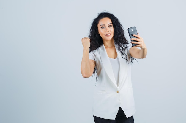 Free photo young businesswoman taking a selfie