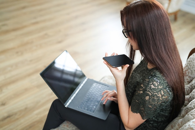 Free photo young businesswoman talking by phone