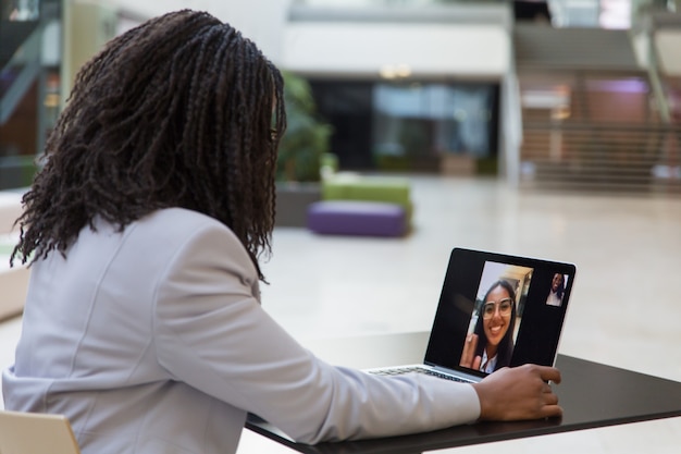 Free photo young businesswoman using laptop