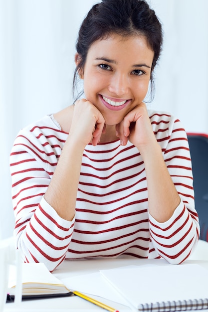 Free photo young businesswomen working in her office.