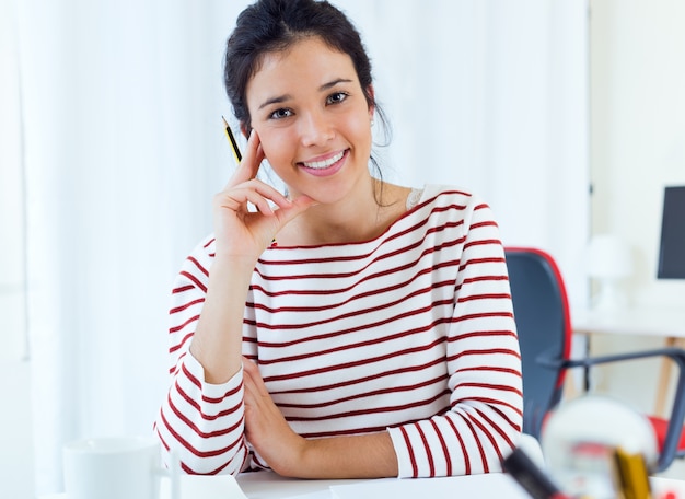 Free photo young businesswomen working in her office.