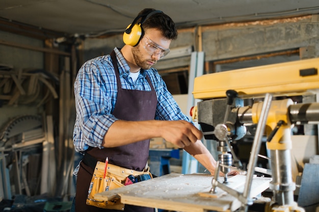 Free photo young carpenter focused on work