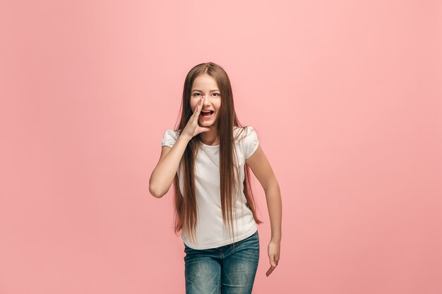 スタジオで叫んでいる若いカジュアルな十代の少女