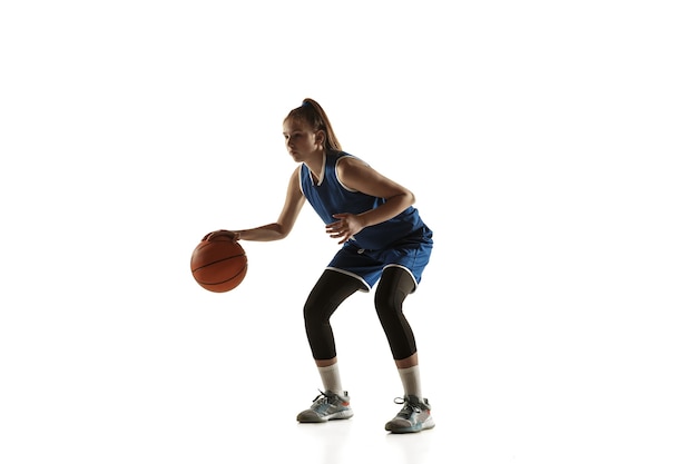 Giovane giocatore di basket femminile caucasico della squadra in azione, movimento in esecuzione isolato su priorità bassa bianca.