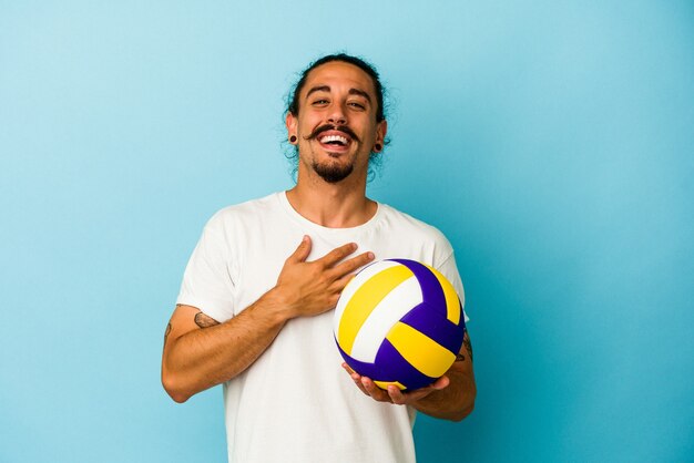 ボールを保持しているビーチでスマイリー上半身裸の男性のバレーボール選手 無料の写真 ボールを保持しているビーチでスマイリー上半身裸の男性のバレーボール選手 無料の写真