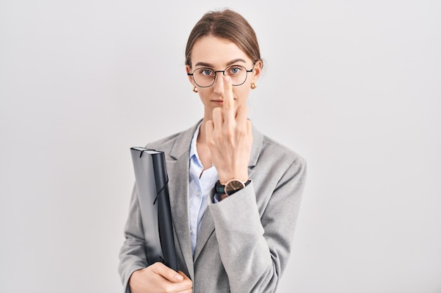 無料写真 ビジネス服とメガネを着た若い白人女性が中指の失礼で失礼な性交表現を示している