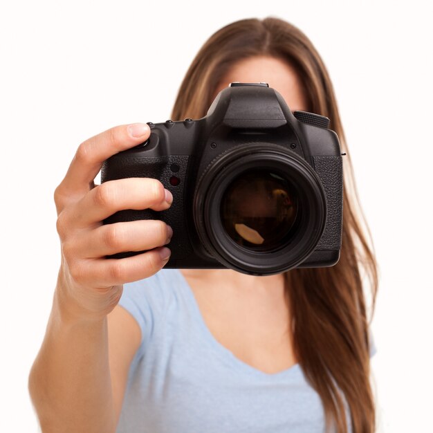 カメラを持つ若い白人女性