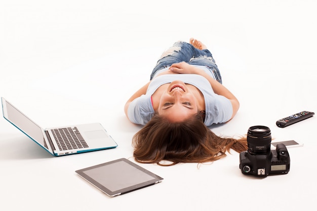 Free photo young caucasian woman with electronic devices