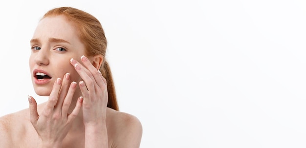 Foto gratuita giovane donna caucsiana stringe l'acne sul volto della bellezza