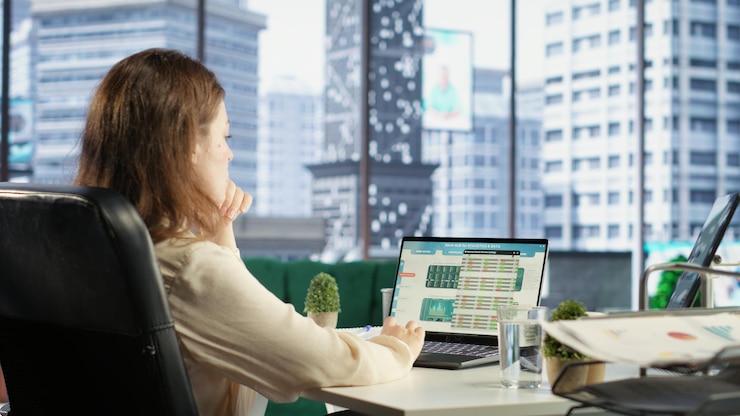 Free Photo young ceo searching for an investment solution and the right offer