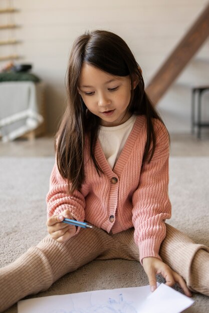 Foto gratuita i bambini piccoli trascorrono del tempo insieme nel comfort della loro casa